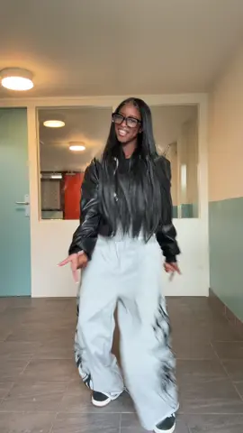 When do you guys start school again🤔? | DC: @☆𝐀𝐋𝐄𝐗𝐀☆ #fyp #foryou #trending #viral #dance #2025 #newjeans #jerseyremix 