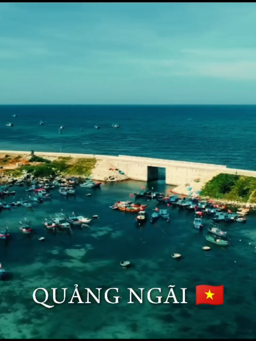 🌄 𝐐𝐔𝐀̉𝐍𝐆 𝐍𝐆𝐀̃𝐈 – 𝐕𝐔̀𝐍𝐆 Đ𝐀̂́𝐓 𝐁𝐈𝐄̂̉𝐍 𝐗𝐀𝐍𝐇 & 𝐂𝐀𝐎 𝐍𝐆𝐔𝐘𝐄̂𝐍 𝐇𝐔̀𝐍𝐆 𝐕𝐈̃ 🏔️ 📍Sau sáp nhập, Quảng Ngãi mở rộng địa giới, kết nối vẻ đẹp hoang sơ của biển đảo Quảng Ngãi và núi rừng Kon Tum hùng vĩ, tạo nên miền đất độc đáo hội tụ văn hóa, lịch sử và thiên nhiên đa sắc. 🏝️ Đ𝐚̉𝐨 𝐋𝐲́ 𝐒𝐨̛𝐧 – viên ngọc giữa biển khơi, nổi tiếng với tỏi Lý Sơn, bãi biển trong xanh, những miệng núi lửa cổ và cổng Tò Vò đẹp như tranh. 🏯 𝐊𝐡𝐮 𝐜𝐡𝐮̛́𝐧𝐠 𝐭𝐢́𝐜𝐡 𝐒𝐨̛𝐧 𝐌𝐲̃ – điểm đến thiêng liêng lưu dấu ký ức đau thương nhưng đầy kiên cường của dân tộc. ⛰️ 𝐌𝐚̆𝐧𝐠 Đ𝐞𝐧 – cao nguyên lãng mạn được mệnh danh “Đà Lạt thứ hai”, khí hậu mát lạnh quanh năm, rừng thông bạt ngàn và thác Pa Sỹ thơ mộng. 🏯 𝐍𝐡𝐚̀ 𝐭𝐡𝐨̛̀ 𝐠𝐨̂̃ 𝐊𝐨𝐧 𝐓𝐮𝐦 – công trình kiến trúc độc đáo hơn 100 năm tuổi, kết hợp tinh hoa Tây Nguyên và phương Tây. ⛰️ Đ𝐢̉𝐧𝐡 𝐍𝐠𝐨̣𝐜 𝐋𝐢𝐧𝐡 – “nóc nhà Nam Trung Bộ”, nơi sinh trưởng sâm quý Ngọc Linh và sở hữu hệ sinh thái hiếm có. 🍲 Về Quảng Ngãi – Kon Tum hôm nay, bạn sẽ được thưởng thức: don sông Trà, ram bắp, cá bống kho tiêu, cơm lam gà nướng, rượu cần, tỏi Lý Sơn, hương vị mộc mạc đậm đà. 🎎 Miền đất mới lưu giữ nhiều lễ hội đặc sắc: Lễ hội tỏi Lý Sơn, lễ hội mừng lúa mới, lễ hội đua thuyền, lễ hội Katê…, phản ánh văn hóa phong phú của người Kinh, Chăm, Ba Na. #quangngai #kontum #vbeetravel #xh #fyp --------------- ☀ --------------- 𝐕𝐁𝐄𝐄 𝐓𝐑𝐀𝐕𝐄𝐋 - 𝐎𝐧𝐠 𝐊𝐡𝐚́𝐦 𝐏𝐡𝐚́, 𝐁𝐚̣𝐧 𝐓𝐫𝐚̉𝐢 𝐍𝐠𝐡𝐢𝐞̣̂𝐦 📍𝐀𝐝𝐝: 𝐒𝐨̂́ 𝐧𝐡𝐚̀ 𝟐𝟎, 𝐧𝐠𝐚́𝐜𝐡 𝟐/𝟓, 𝐧𝐠𝐨̃ 𝟑𝟗𝟕 𝐏𝐡𝐚̣𝐦 𝐕𝐚̆𝐧 Đ𝐨̂̀𝐧𝐠, 𝐩𝐡𝐮̛𝐨̛̀𝐧𝐠 𝐗𝐮𝐚̂𝐧 Đ𝐢̉𝐧𝐡 , 𝐓𝐏.𝐇𝐚̀ 𝐍𝐨̣̂𝐢 ☎️𝐇𝐨𝐭𝐥𝐢𝐧𝐞: 𝟎𝟑𝟔𝟖 𝟒𝟕𝟕 𝟔𝟔𝟔 📩 𝐢𝐧𝐟𝐨@𝐯𝐛𝐞𝐞𝐭𝐫𝐚𝐯𝐞𝐥.𝐜𝐨𝐦.𝐯𝐧 🌐 𝐯𝐛𝐞𝐞𝐭𝐫𝐚𝐯𝐞𝐥.𝐜𝐨𝐦.𝐯𝐧