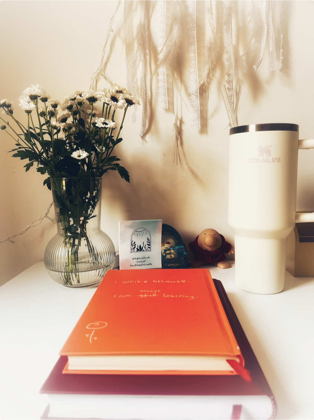 ⁨	۱-برنامه ریزی کن شب ۱۰ بخوابی تا بتونی ۵ بیداری بشی. ۲-بهانه هاتو رها کن و هر روز نیم ساعت ورزش کن. ۳-تو رژیم غذاییت میوه تازه داشته باش تا بدن سالم داشته باشی. ۴-هر روز دوش آب سرد تو الویت قرار بده ‌و هیچ بهانه ای برای انجام دادن نیار. بهت قول میدم دیسپلینت بیشتر میشه؛ ۵-بیشتر از حرف زدن گوش بده. قابلیت یادگیری داشته باش؛ ۶- یاد بگیر نه بگی بدون عذرخواهی کردن. و فقط حواست به کار خودت باشه؛ ۷-تلاش کن حداقل هر روز ۵۰ صفحه کتاب بخونی تا مغزت رو تقویت کنی. ۸- هر سه ماه یک مهارت جدید یاد بگیر. و ۹۰ روز بعدی مهارت جدید رو ارتقا بده؛ ۹-پول بیشتر دربیار و درست سرمایه گذاری کن. تا بتونی هر چی رو میخوای بدون نگاه کردن به قیمتش برای خودت بخری؛ ۱۰- هر روز ۴ ساعت کار عمیق رو تو الویتت قرار بده. نسبت به ۸ ساعت کار کردن؛ و برای رشد خودت وقت صرف کن. . . . ‪@itsaboutshiin‬  #انگیزشی #توسعه_فردی #موفقیت #رشد_شخصی #سبک_زندگی #برنامه_ریزی #خودسازی #عادت_سازنده #انضباط_فردی #ورزش_روزانه #کتابخوانی #مطالعه #یادگیری #سرمایه_گذاری #روتین_صبحگاهی #عادت_خوب #هدفگذاری #کار_عمیق #زندگی_بهتر #صبح_طلایی #سلامت_ذهن #پیشرفت_فردی #مدیریت_زمان #بهبود_خود⁩