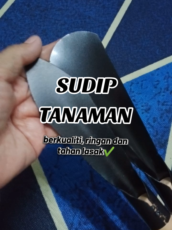 Terjebak sudah..asyik lalu di fyp🤣. Nampak berkualiti dan tahan lasak. Senang nak gembur tanah. Sape nak ada di beg kuning ye  #sudip #alatbertani #gengkebun #kebuntepirumah #affiliatetiktok 