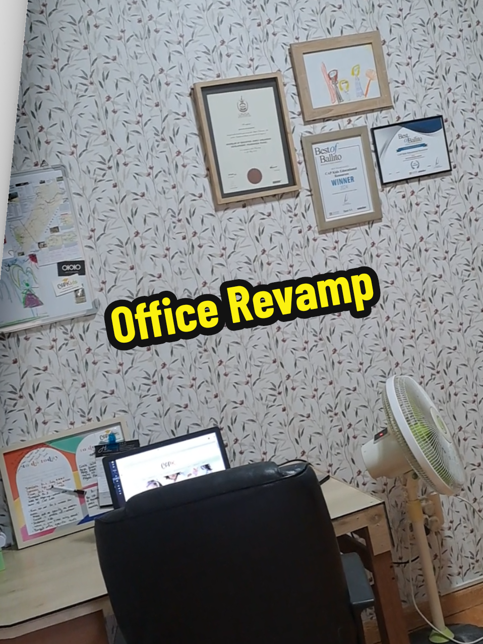 This was our second attempt putting wallpaper up in the office iykyk. Do you like the new look?  Shelving going up later today 😊