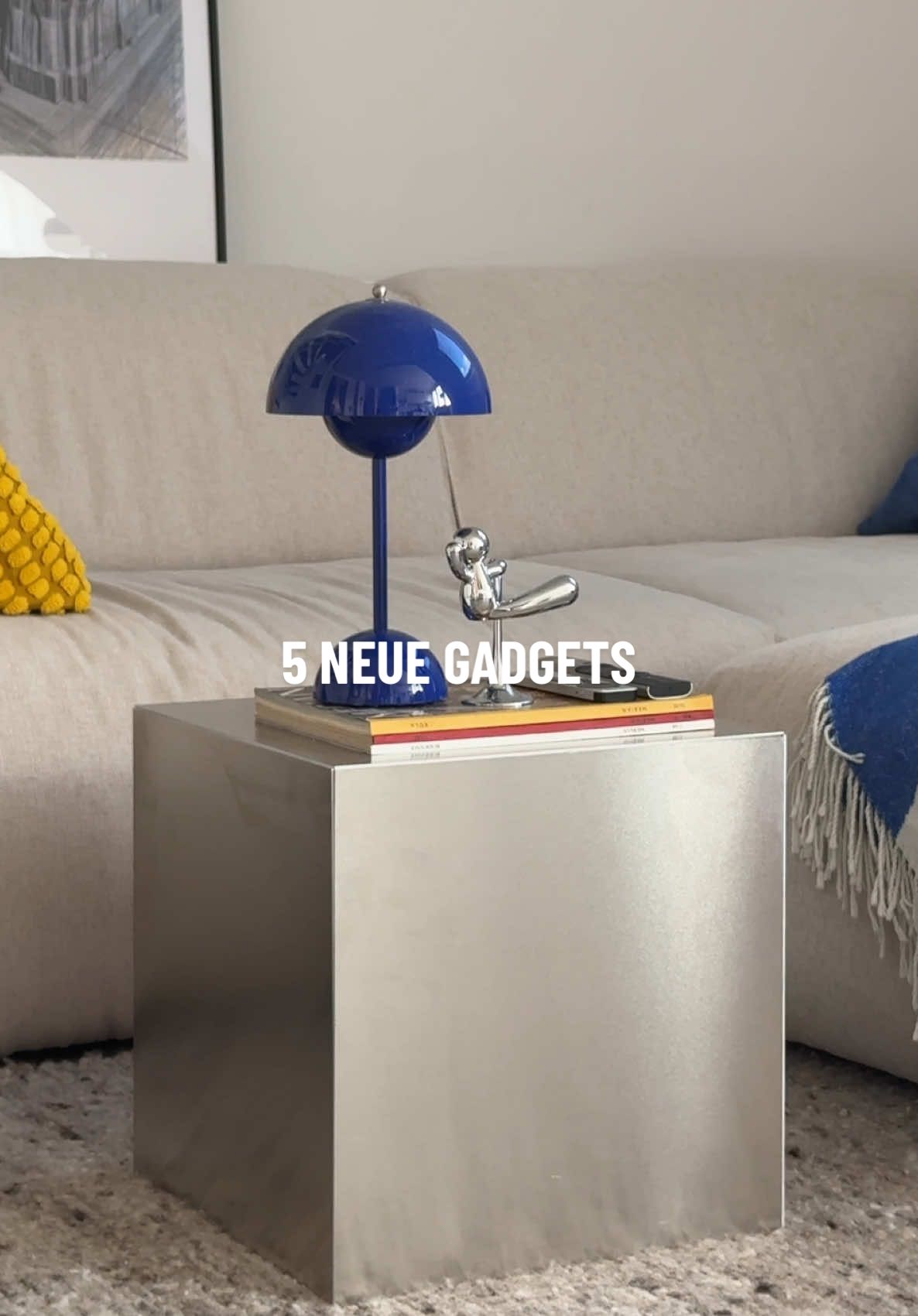 5 neue Kleinigkeiten, die meine Wohnung smarter, cleaner und schöner machen✨ 1. Wireless Charger⚡ Super stylish und hochwertig verarbeitet. Lädt iPhone und AirPods gleichzeitig mit MagSafe und wenn ich das iPhone quer drehe, wird es zur kleinen Tischuhr. Mega praktisch! 2. Smarter Lichtschalter💡 Ein Klick und alle Lampen sind aus. Funktioniert kabellos und kann über Matter direkt ins Smart Home eingebunden werden. Die Tasten lassen sich mit 16 Funktionen belegen, z. B. durch einfaches oder doppeltes Tippen. Ich nutze ihn jeden Abend vorm Schlafengehen😴 3. Monitorlampe🖥️ Cleanes Design mit Funkfernbedienung. Damit stelle ich Helligkeit und Farbtemperatur ein. Perfekt fürs Arbeiten abends und schont die Augen. 4. Flaschenöffner🤠 Total unnötig, aber ein echter Hingucker. Das kleine Chrom-Männchen auf dem Couchtisch sorgt jedes Mal für Gespräche wenn Besuch da ist. 5. Mikrofaser Poliertuch✨ Einmal kurz über die Armaturen nach dem Duschen und alles glänzt wie frisch geputzt. Viel besser als ein normales Mikrofasertuch (gibts bei dm)🙂‍↕️ Alle Produkte findest du über den Link in meiner Bio 🔗  *unbezahlte Werbung #interior #interiorinspo #interiordesign #homeinspo #inneneinrichtung #einrichtungsideen