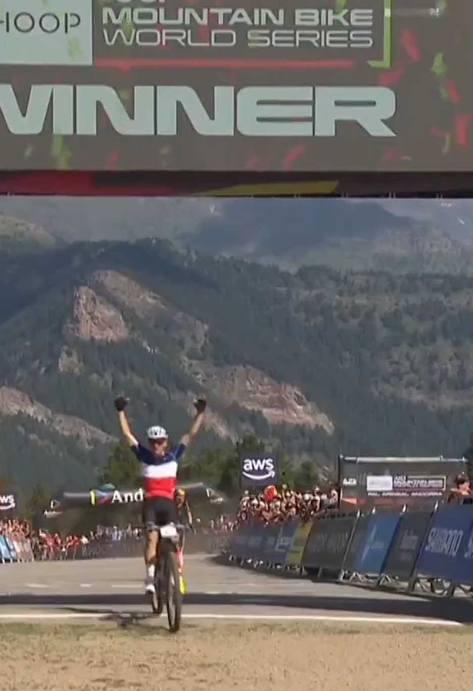 What a win! 👏 Luca Martin is the first person to beat Chris Blevins in XCC in 2025 😮