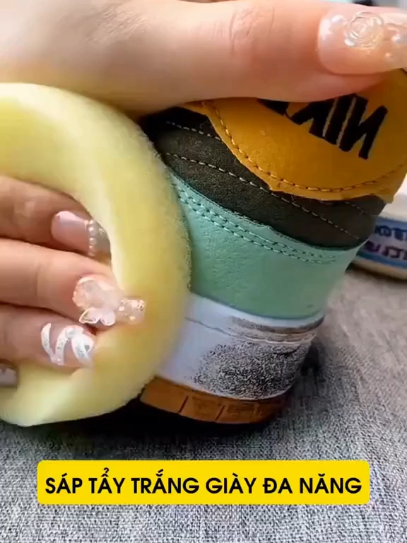 . 🧼 Tẩy bay mọi vết bẩn – Chăm giày da xịn như mới! 👞 Không còn lo giày xịn bị mốc, xước, cũ kỹ! 🔥 Chỉ 1 bước: Xịt – Lau – Sạch bóng tức thì! ✅ Làm sạch – Dưỡng da – Bóng mượt ✅ An toàn cho da thật, không hại bề mặt 👜 Giày, ví, túi – thứ gì bằng da cũng xử lý được!