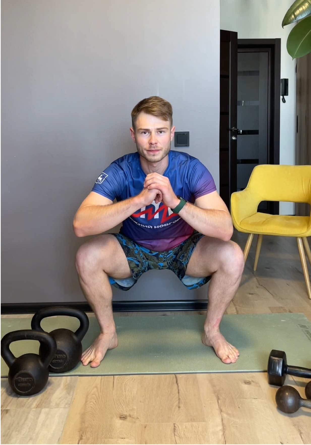 эффективная тренировка на низ тела💪🏻 📌 сохраняй, чтобы сохранить и никогда не сделать)) ну или все таки попробуй👀 1. классический присед 3*15 2. болгарские выпады 3*12 3. румынская тяга 3*15 4. присед плие 3*15 5. стульчик 3*по 1 минуте отдых между упражнениями 1-2 мин берите такой вес, чтобы под конец подхода вам становилось тяжело и вот 16-17 повторений вы бы уже не смогли сделать  а если ты не хочешь заморачиваться, то на моем спортивном обучающем курсе домашние тренировки в формате «включай и повторяй», даже за временем следить не надо, я все контролирую, вам остается только расслабиться и получать удовольствие😁 каждое упражнение объясняю по технике и всегда с вами на связи, если вдруг остаются вопросы!  🚀 стартуем 28 июля, все подробности в ЛС в актуальном отзывы и результаты участников