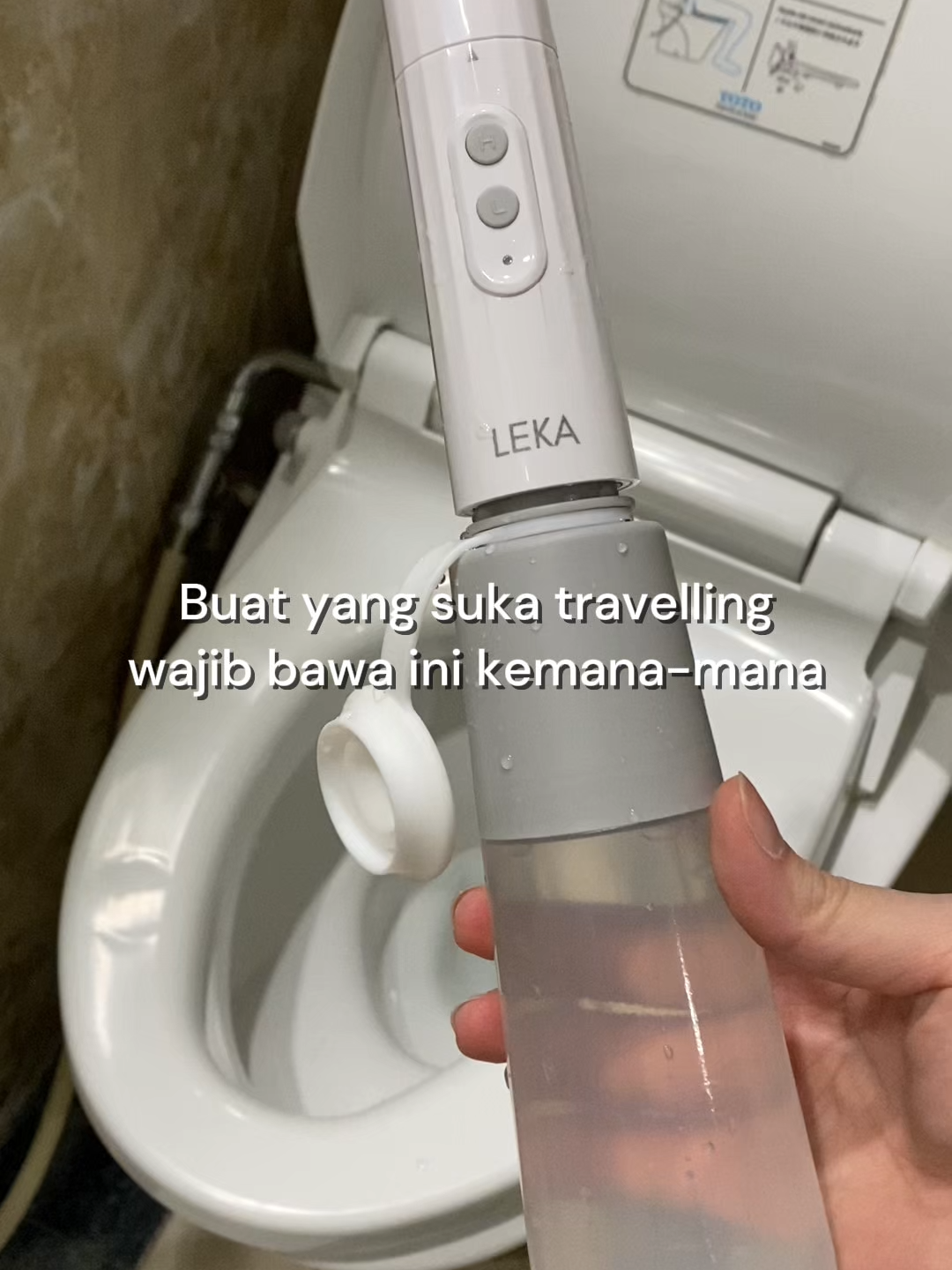 Toilet bersih itu bonus saat traveling… Karena nyatanya, gak semua tempat punya bidet atau air bersih 😬 Makanya aku selalu sedia Pipi Sprayer. Bisa sambung ke botol minum, tinggal semprot, bersih deh!🥰