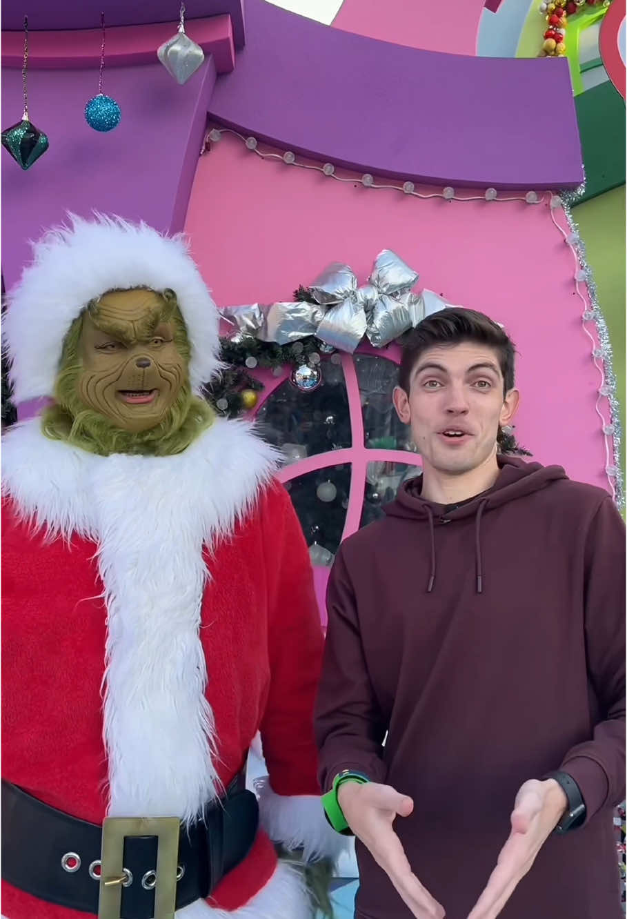 Grinch witnessed happiness❤️#Grinch#universlstudios #universalstudioshollywood #thankful #grinchmas #grichtiktok #holiday #universal 
