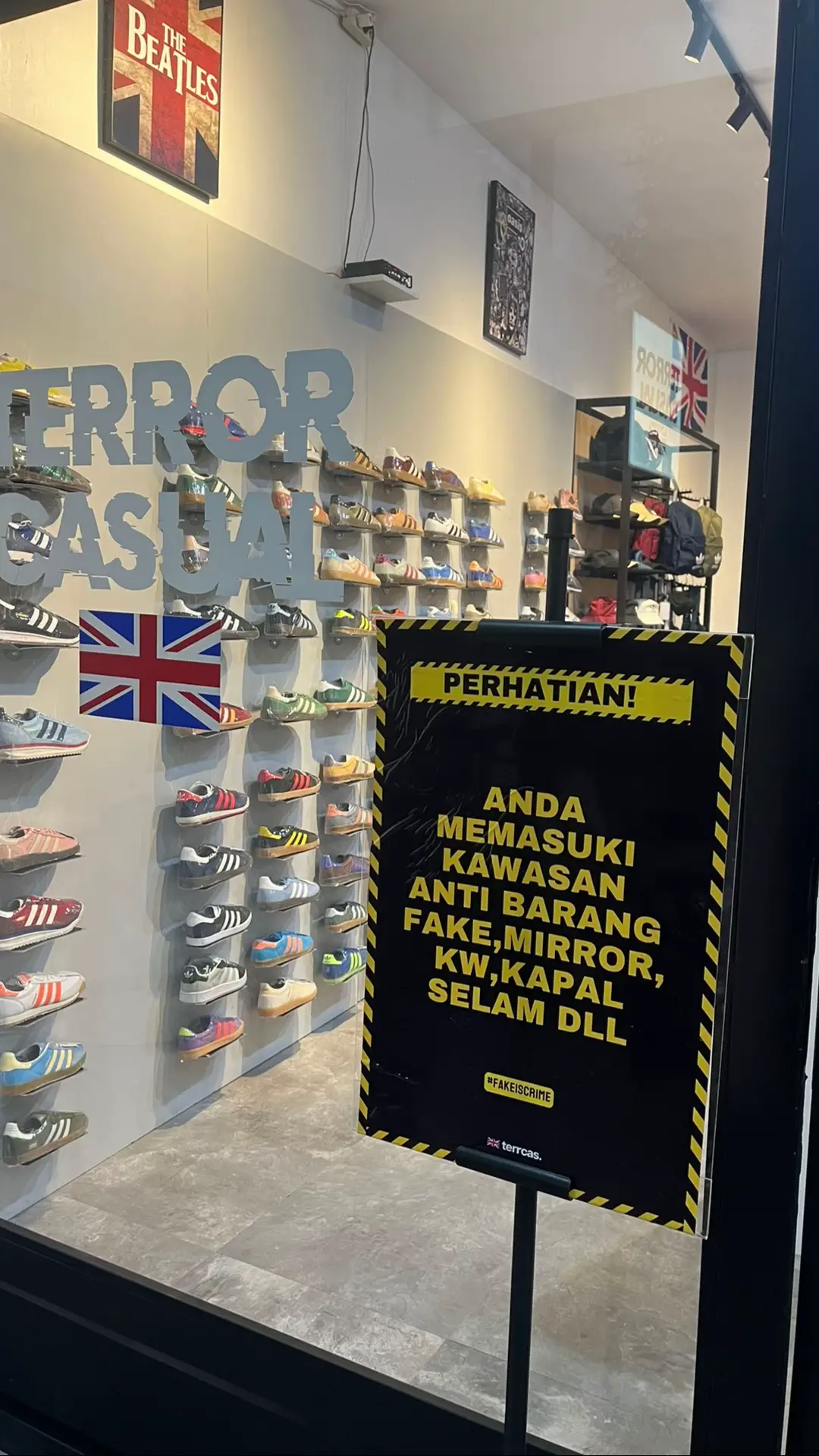 🤪🤪🤪 #casual #casualstore #casualstyle #casual #casualstore #adidassamba #jualadidassamba #adidassambaoriginal #adidasspezial #casualoutfits #casualstyle #adidasspezial #adidasliverpool #adidasshanghai #casualstore #terrorcasualstore #jualadidassamba #sambamurah #sambaog #sambawhite #stoneisland #surakartans #surakartans1923 #b6surakartans #hooligansurakarta #jualstoneisland #surakartafootball #sambernyawa #laskarsambernyawa #sambernyawa1923 #ultras1923 #solondon #bcsxpsssleman #brigatacurvasud #persissolo