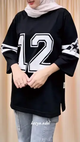 Kalau udah pake ini, auto pede & nyaman seharian 💖 Bahannya adem, modelnya timeless banget! Cocok buat semua bentuk tubuh lho~ Suka outfit simple tapi keren? Drop 💯 di komen! #BaseballShirt #AtasanKeren #OOTD #FYP #StyleCewekHits #KaosSporty #OutfitKekinian #fashiontiktok #atasanwanita 