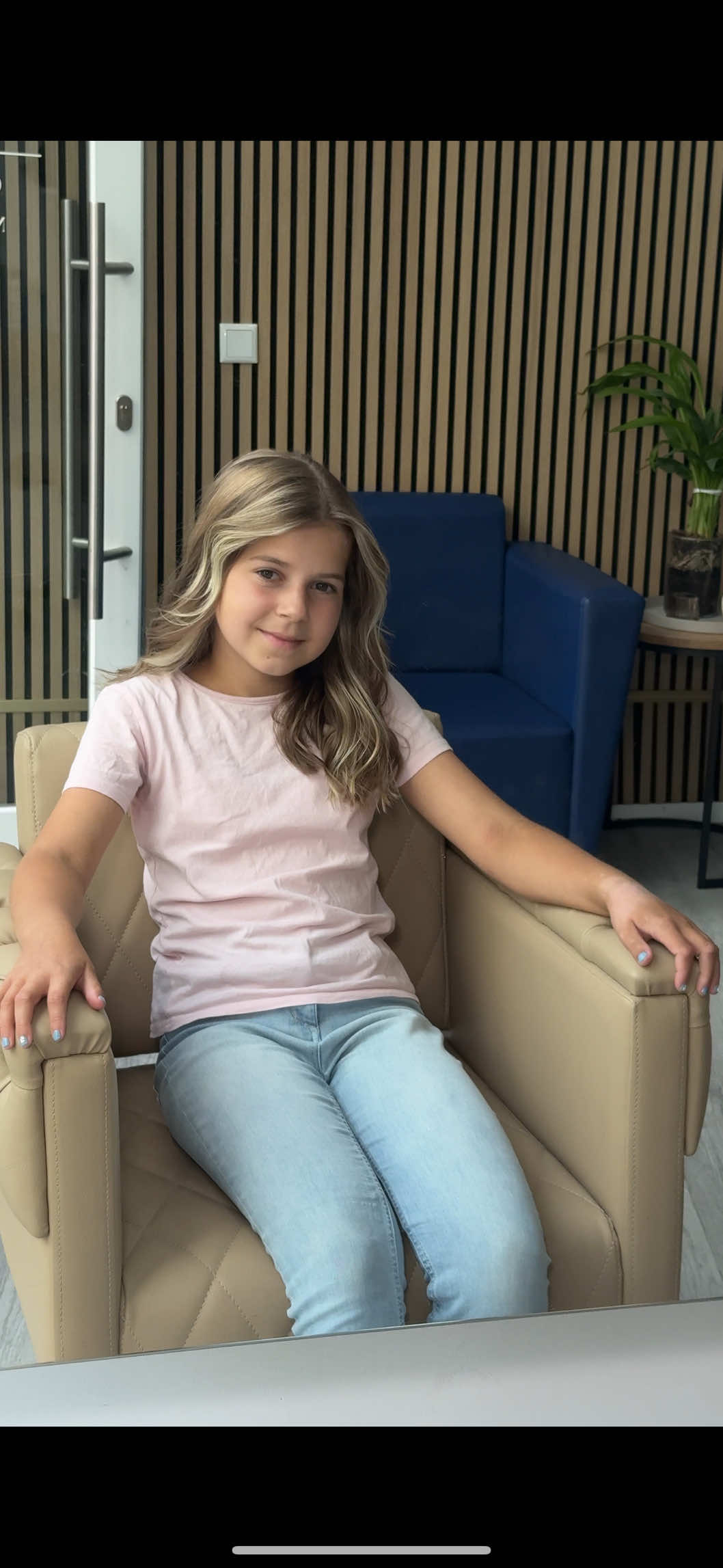 🎀 Zarte Highlights für kleine Fashionistas 💫 Weniger ist manchmal mehr – gerade bei jungen Haaren. Hier haben wir bei einem 10-jährigen Mädchen ganz sanfte, eisige Strähnchen gesetzt – für einen frischen, natürlichen Look, der absolut altersgerecht ist. 💡 Sanft zur Haarstruktur, sicher in der Anwendung und mit einem Ergebnis, das einfach wow, aber nicht „too much“ ist. ✨ Natürlich schön – mit einem Hauch Magie. Perfekt für kleine Girls, die das Besondere lieben – ohne dabei den natürlichen Charme zu verlieren. #fyp #viral_video 