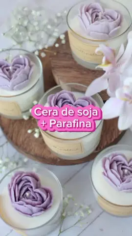 ¿Sabías que podés mezclar cera de soja con parafina para mejorar el rendimiento de tus velas? Esta combinación te permite mantener lo mejor de ambos mundos: lo natural de la soja con la resistencia y el acabado prolijo de la parafina. 🕯️✨ 💡 Ideal para climas cálidos o si estás buscando una mejor adherencia al frasco y una superficie más lisa. 🔥 Tip: proba con una mezcla del 70% de soja y 30% de parafina, y ajusta según tu fórmula y resultados. ¡Siempre haca pruebas de quemado! 📚 Si querés aprender más técnicas, fórmulas y secretos para crear velas perfectas comenta “VELAS” y te envío todos los detalles para que empieces hoy mismo 💜 . . #tipsdevelas #ceradesoja #cursodevelas #VelasArtesanales #emprendedesdecasa #VelasDeSoja #velaaromatica #parafinalovers #ceradesoya 