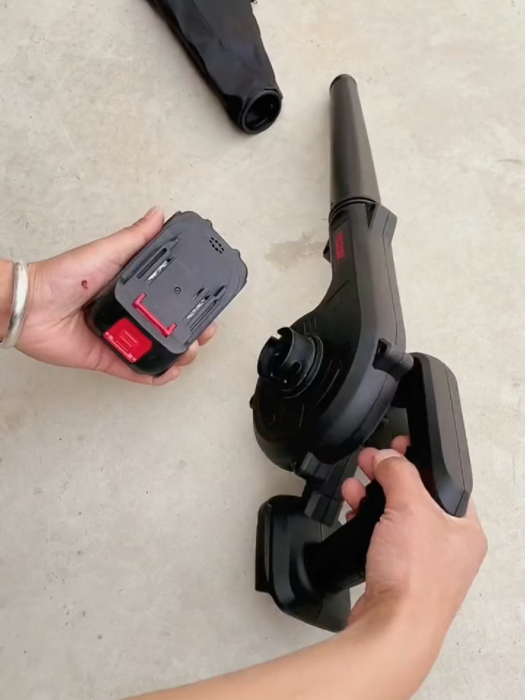 🍃 ¿Cansado de escobas y cables para limpiar hojas o polvo? ¡Este soplador y aspirador inalámbrico te facilita la vida! ✅ Limpieza rápida en jardín, patio o carro ✅ Ligero, potente y fácil de usar ✅ Funciona sin cables con batería recargable 📦 Envío GRATIS a todo Colombia 💸 Pagas al recibir ¡Pídelo hoy y olvídate de barrer! #LimpiezaFacil #HogarPráctico #Jardineria #AspiradoraInalámbrica #lasmegaofertas