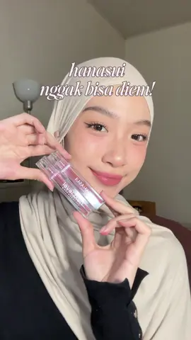 nyobain warna lippies yg jarang aku pake ternyata CAKEP GUYS?! jadi beda looknya ✨ #UnlockYourNextLevel #BeraniTampilBeda #NextLevelLook #Hanasui #lipcream #makeup #fyp 