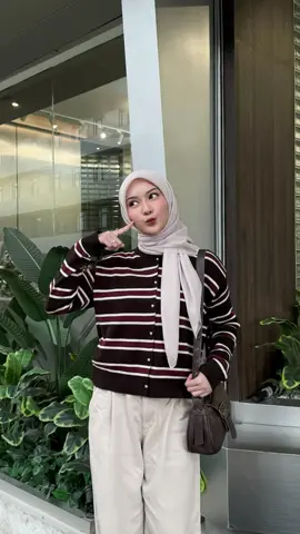 Cardigannyaa cute bgt designyaa 🤎📷 #cardigan #cardiganrajut #cardiganmurah #cardiganoutfit #cardiganwanita #cardiganknit #knit #knitwear #atasanmurah #atasanwanita #OOTD #outfitideas #fitcheck #foryou #fyp #fypage #xybca @nigoo.id 