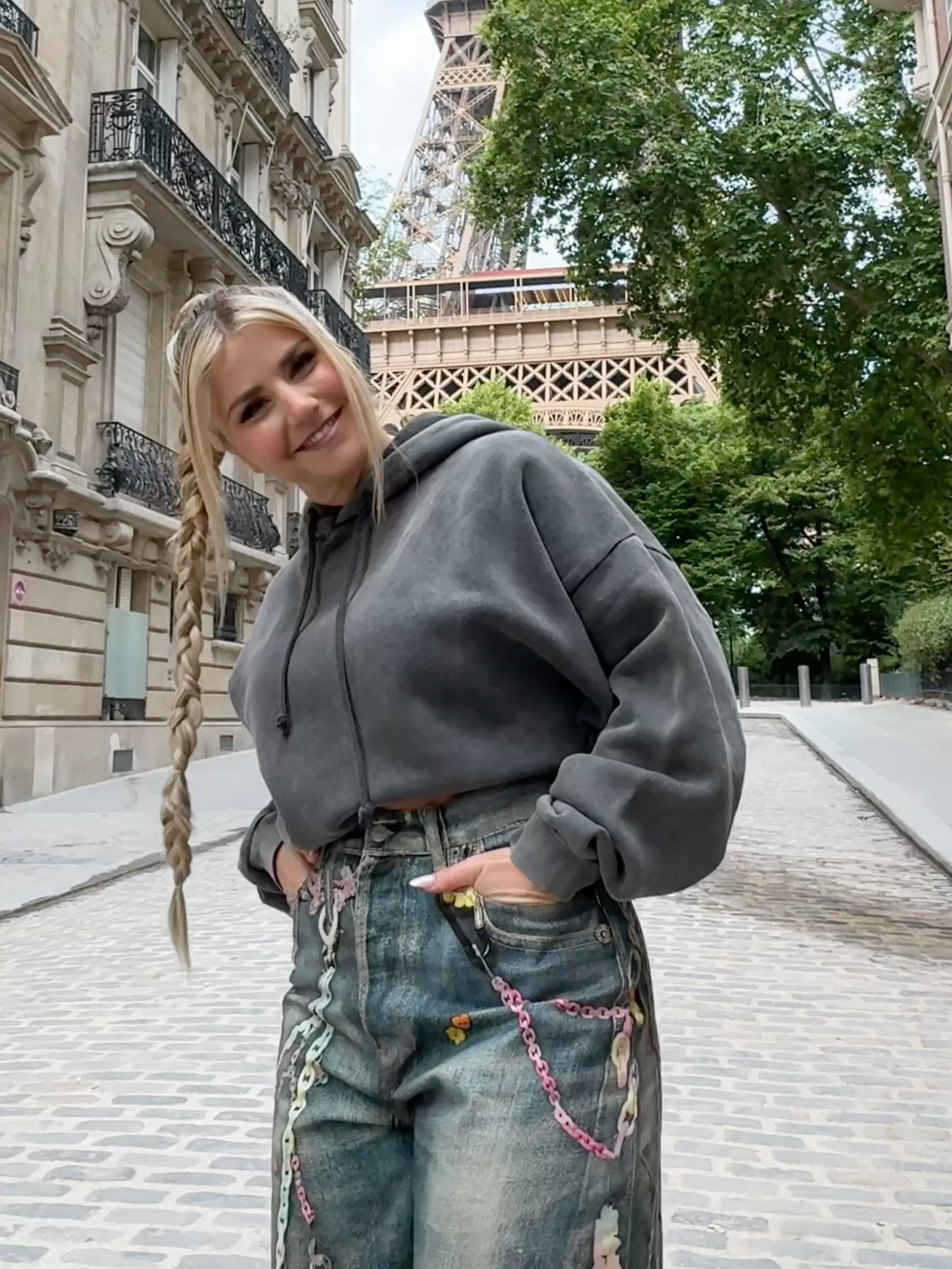 Ihr wollt wissen, was mich zu meiner neuen Single AU REVOIR inspiriert hat und wie der Song entstanden ist? Dann hüpft mal rüber auf meinen YouTube-Kanal, denn da habe ich ein neues „Behind the Song“-Video für euch hochgeladen. Viel Spaß beim Schauen 🥰  #newmusic #aurevoir #songofthesummer #bts