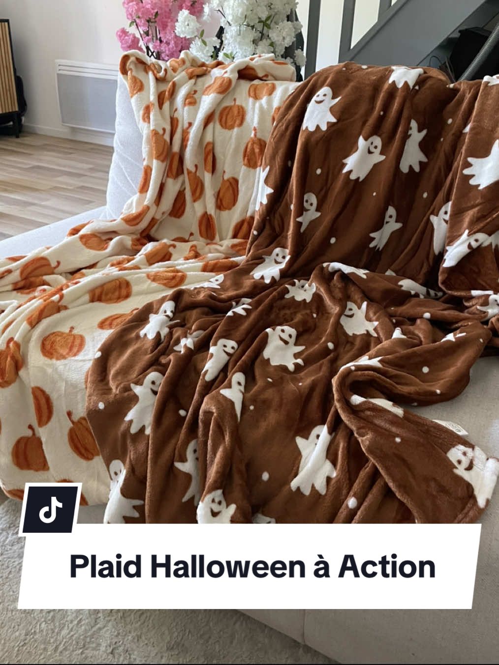 J’ai trouvé les plaid d’Halloween à @actionfrance et j’ai réussi à avoir celui avec les citrouilles 🎃🩷 et toi dis moi? #action #halloween #spookyseason #fallvibes #pumpkinseason #autumnvibes 