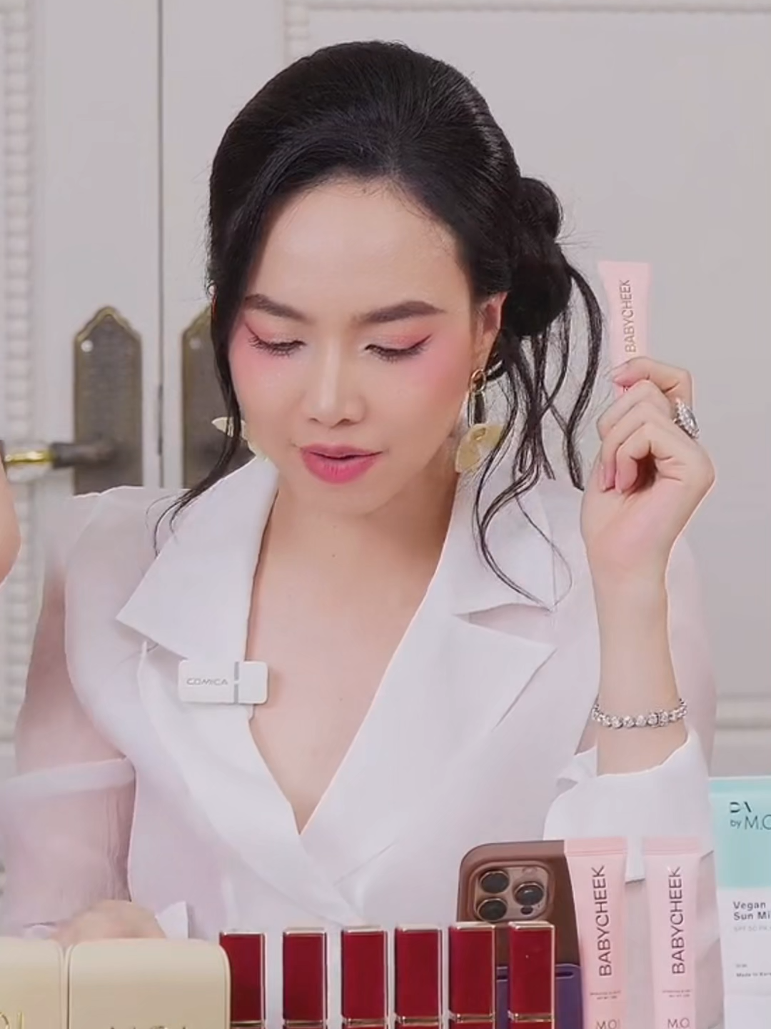 Không phải má hồng nào đánh lên da cũng đẹp đâu nha! Baby Cheek bán siêu chạy, phóng thẳng lên top #1 trending luôn là vì chất sữa dễ tán, lên da là căng bóng ửng hồng siêu thích! Nàng nào chưa biết nên đánh má sao cho đẹp và tự nhiên thử ngay em này nha! #blusher #mahong #phanma #mahongsua #babycheek #makeup #trangdiem #dinhngocdiep #anhpham