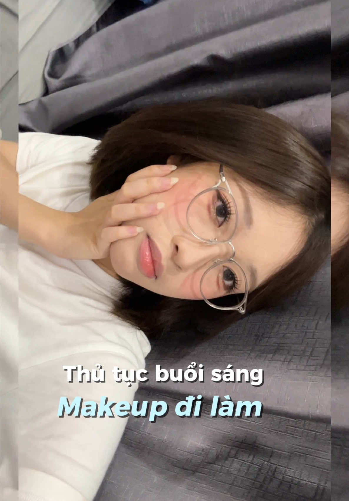 @ltran ở vụ trụ tư bản🧚🏻‍♀️ Cả tháng được 1 hôm dậy sớm nên make kĩ xíu, đừng ai bảo đi làm make up lắm thế 🙏🏼🤗  #makeup #grwm #corporatelife 