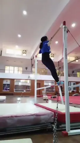الفديو ده في كل تعبي السنة دي وقد كنت بحاول اقرب من للي بتمناه انا منة امين طالبة ف كلية تربية رياضية جامعة حلوان ف سنه رابعة تخصص جمباز  انا كان نفسي اوي أرتب واجيب مركز السنة دي  ولو سالتوني لية؟ الإجابة هتكون عشان نفسي افرح   ولدي اوي كان نفسي اشوف لمعة الفرحة للي ف عينه ونا بقوله اني جبت مركز  اول ورتبت ع أجهزة ف اخر سنة ليا ..انا بجد بحبه اوي وبعمل كل للي اقدر عليه عشان يجي اليوم للي يكون فخور بيا في وبرغم أن ربنا مكتبهاليش وخدت مركز ولا رتبت الا أن ربنا ف يوم هيكتبهالي  بطريقة مكنتش اتخيلها ف يوم هيجبر بخاطري ويعوضني عوض ينسينى للي ضاع مني أساسا ربنا بيقول (انا عند حسن ظن عبدي بي) ونا عندي ثقة ملهاش حدود أن شايلي قصة نجاح مختلفة وعمري ماتخيلتها❤️ اخر حاجة انا بحبك اوي يا بابا بحبك اكتر متتخيل انا عارفه انك مش هتشوف الكلام ده بس اكيد هيجي يوم ونتفرج انا وانت ع نجاحي بأذن الله انا متأكدة من كرم ربنا قد اي كبير❤️🙏