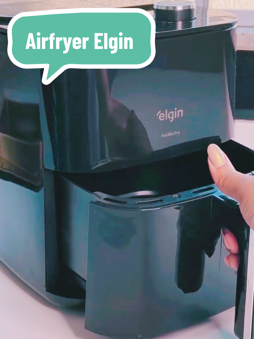 Cansado da gordura, mas ama o sabor? Sua busca termina aqui! Apresentamos a Air Fryer Facilita Fry Elgin, a revolução que sua cozinha e sua saúde merecem! Basta olhar para ela: um design moderno e compacto que esconde um poder surpreendente e uma praticidade inigualável. Imagine preparar suas batatas fritas favoritas, frango crocante ou até pães de queijo fresquinhos com até 80% menos gordura. Sim, é isso mesmo! A Facilita Fry Elgin transforma seus pratos preferidos em opções deliciosas e muito mais saudáveis, sem abrir mão da textura e do sabor que você tanto ama. Mas a mágica não para por aí:  * Limpeza sem estresse: Com sua grelha removível e antiaderente, a limpeza é um sopro. Diga adeus àquela gordura difícil de sair!  * Espaçosa na medida certa: Compacta por fora, ela se encaixa perfeitamente em qualquer bancada. Mas não se engane, por dentro, oferece o espaço que você precisa para preparar refeições para toda a família.  * Segurança em primeiro lugar: Com proteção contra superaquecimento e um timer de 60 minutos com aviso sonoro, você tem total controle e tranquilidade em cada preparo. Descomplique sua rotina, saboreie a vida. As receitas mais leves, saborosas e com toda a segurança que você merece estão ao seu alcance com a Air Fryer Facilita Fry Elgin. Elgin: Mais do que você imagina! Garanta já a sua e transforme sua forma de cozinhar! . . . #tiktokreceita #elgin #airfryer #videoviral #semgordura 