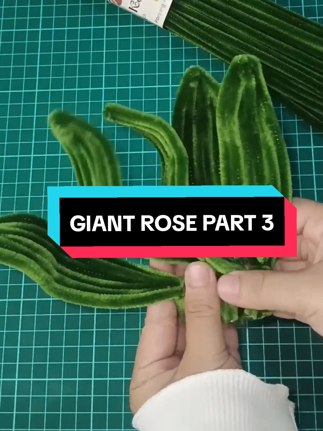 untuk kelopak daun atas 3 kawat bulu x 5 kelopak. sedangkan kelopak daun bawah 5 kawat bulu x 6 kelopak + 4 kawat bulu untuk tali nya📌 selamat mencoba guys!! yang belum order bahan2 nya CO dulu say di keranjang kuning akuuu🛒🛒 #buketjumbo #bungakawatbulu #pipecleanerflowers #giantrose #foryoupage #SmallBusiness #tutorial 