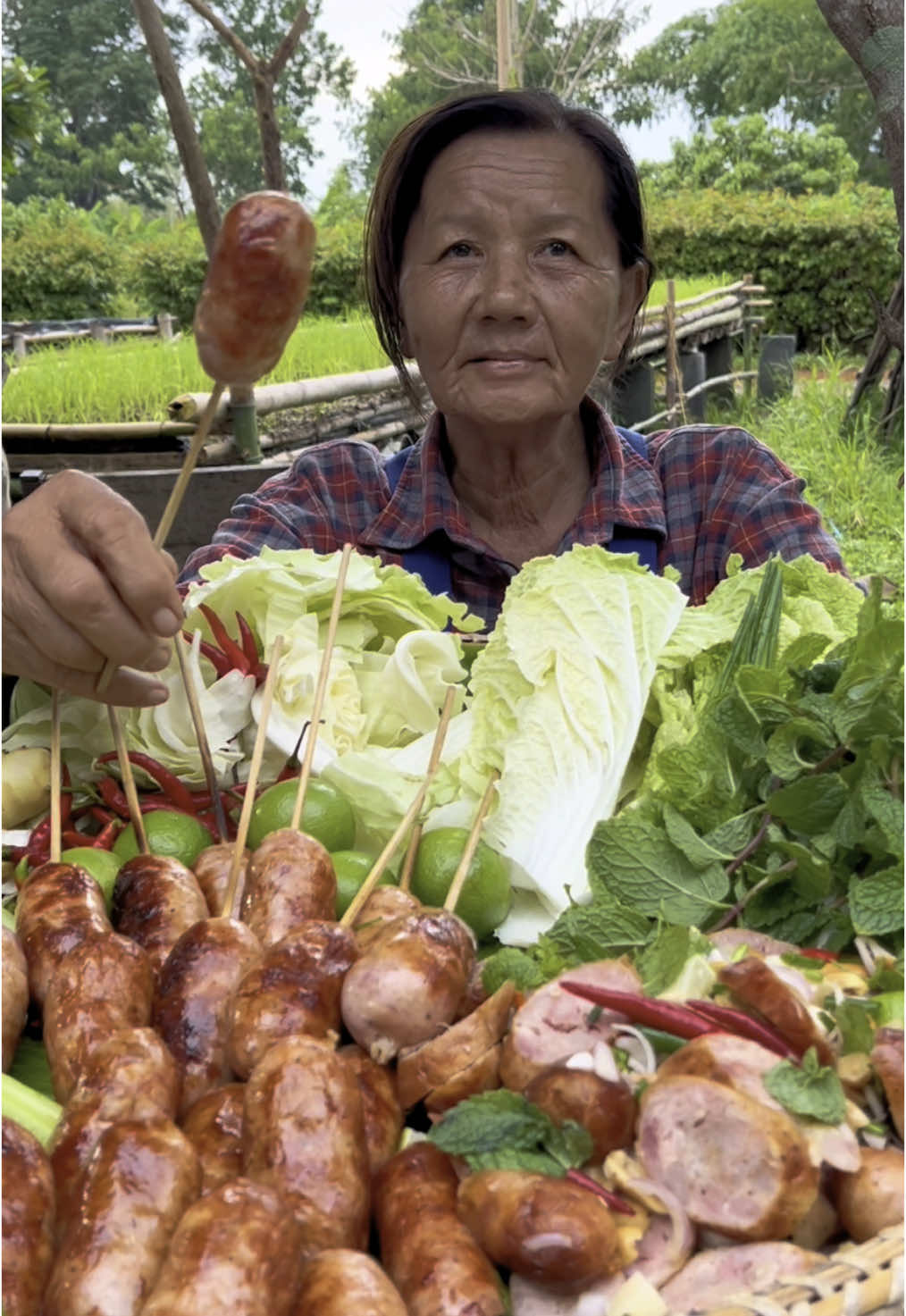 ไส้กรอกแซ่บๆ ย่างเตาถ่านหอมๆ กินกับผักสมุนไพร #ยายต๋องของแทร่  #ยายหลาน  #เรื่องเล่าของยาย  #กับข้าวฝีมือยาย #ไส้กรอกแม่ไก่ 