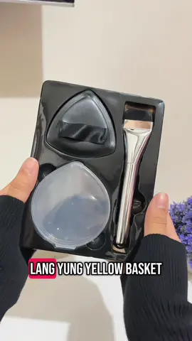 Finally found a 3in1 Makeup Tools Set!💄🎀 Hindi ko alam na ganito lang pala ka-affordable itong mga makeup tools na ‘to😭 It comes with flat head foundation brush, makeup sponge/powder puff at storage box na! A really must have makeup tools!🩷 #makeup #makeuptutorial #makeupmusthaves #makeupessentials #makeuptools #makeupbrush #foundationbrush #makeupsponge #powderpuff 