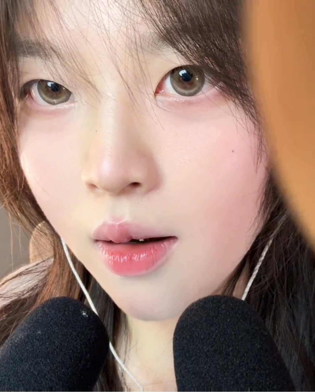 Asmr apply saliva as makeup on your face   #mouthsounds #asmrrelax #asmrforsleep #notalkingasmr #sleep #asmrtingles #tingles #relax #glitter #sleepaid #viral #asmrnotalking #asmr #spit #painting #lick #stick #tapping #wooden 