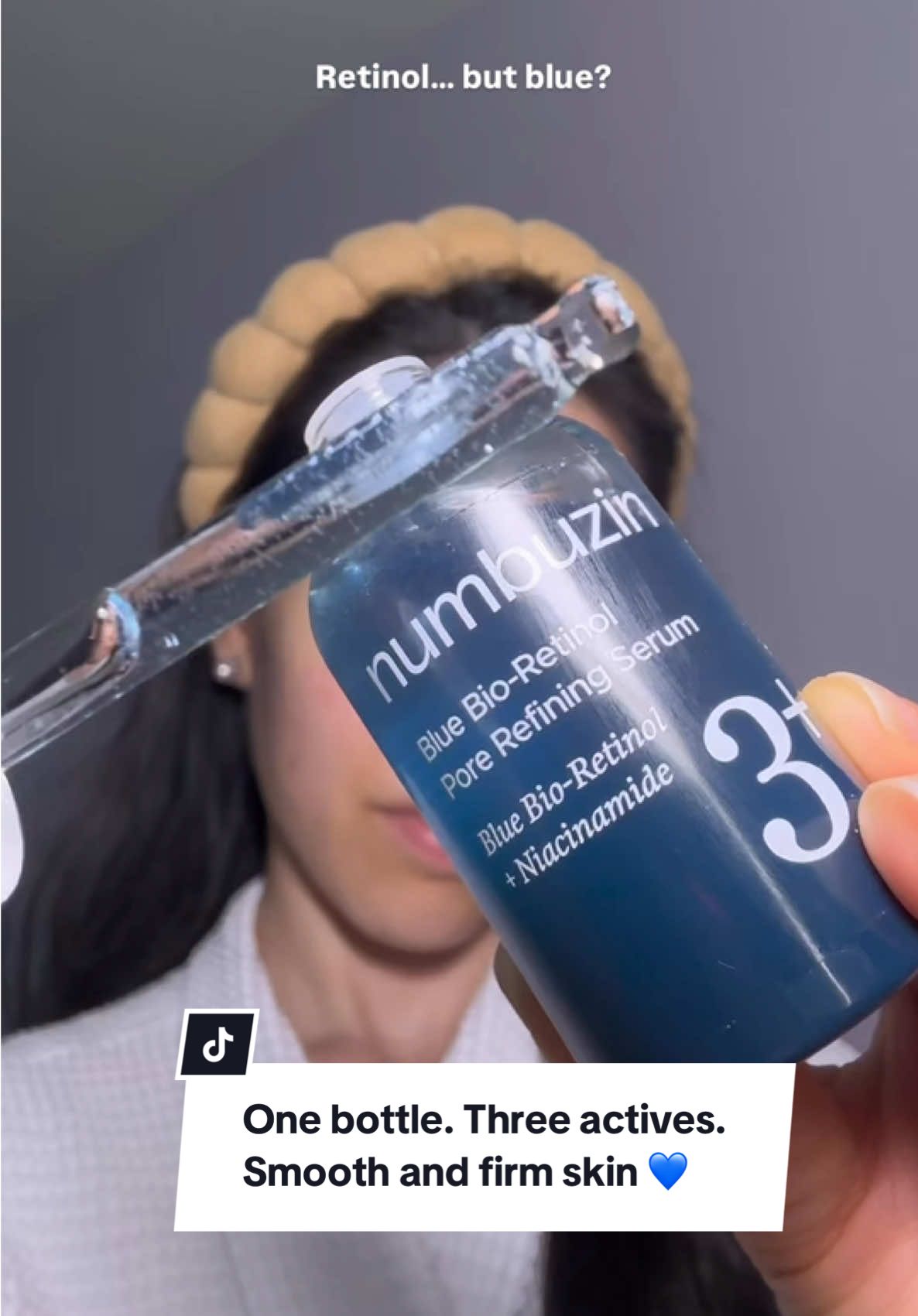 Retinol… but blue? Numbuzin No.3 Retinol Serum is not your typical retinol serum. Formulated with Retinol & Copper Peptides & 10% Niacinamide, this gentle retinol serum helps to minimize pores, even out skin tone and firm skin without the irritation 💙@numbuzin #numbuzin #numbuzinsquad #numbuzinserum #no3retinolserum #bluebioretinol #fixwithblue #retinolserum #retinol #pores #skintexture #kbeauty #koreanskincare #skincare #serum 