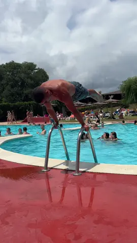 Were they impressed? #calisthenics #pool #pushups #strength 