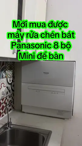 Mới mua được con máy rửa chén bát Panasonic 8 bộ. Gọi là mini nhưng được rất nhiều chén bát. Sấy thông hơi duy nhất Panasonic có.