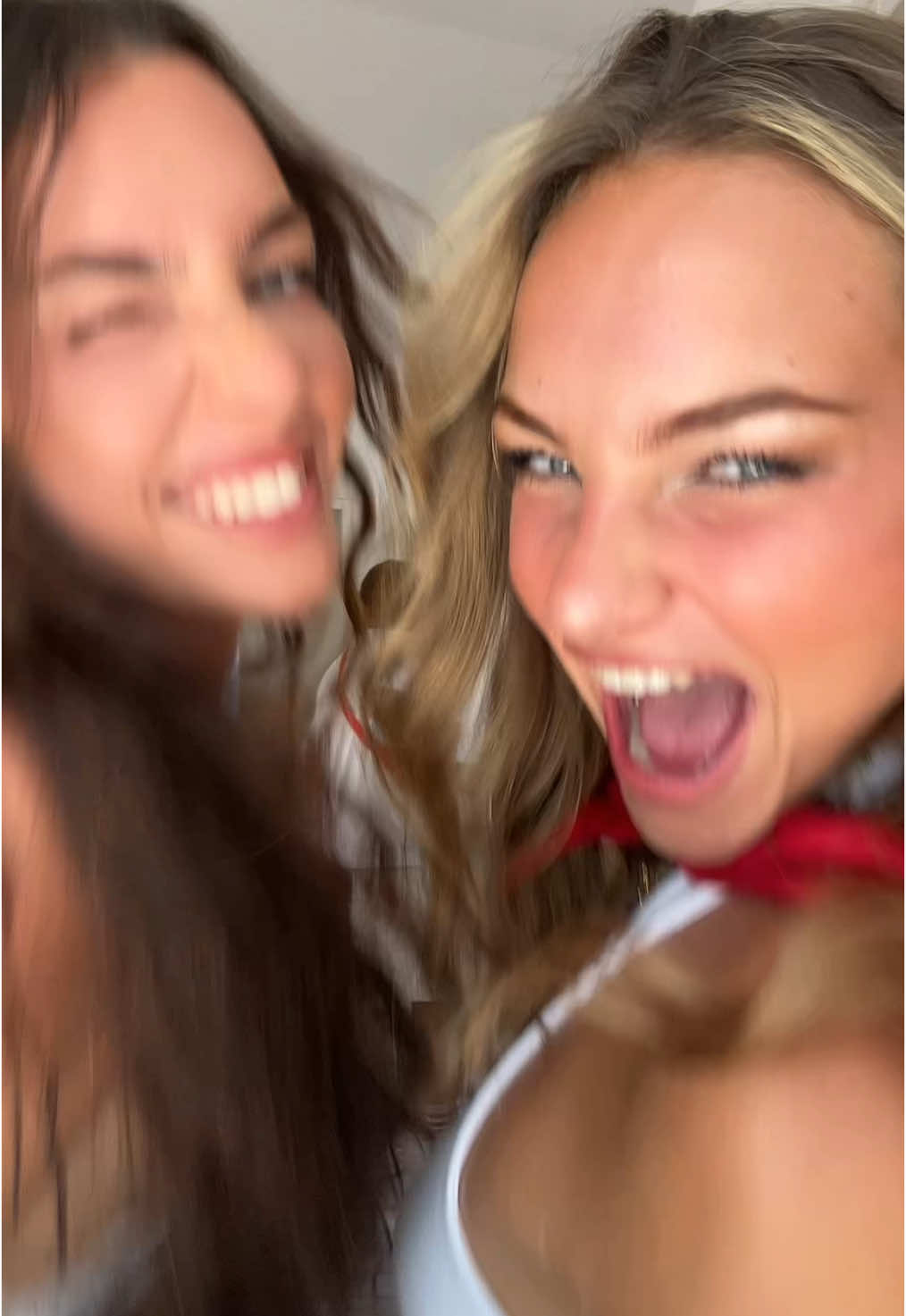 tellement contente d’avoir traîner ma sœur et mes meilleurs potes aux fêtes de bayonne!!! j’adore ce mood purée let’s goooo ig: mathildebenigni #pourtoi #fyp #feria #bayonne #penabaiona @chloebenigni 