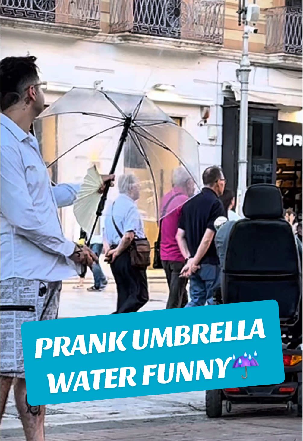 UMBRELLA WATER FUNNY☔️. #prankwars #umbrella #waterpark #divertente #reaction 