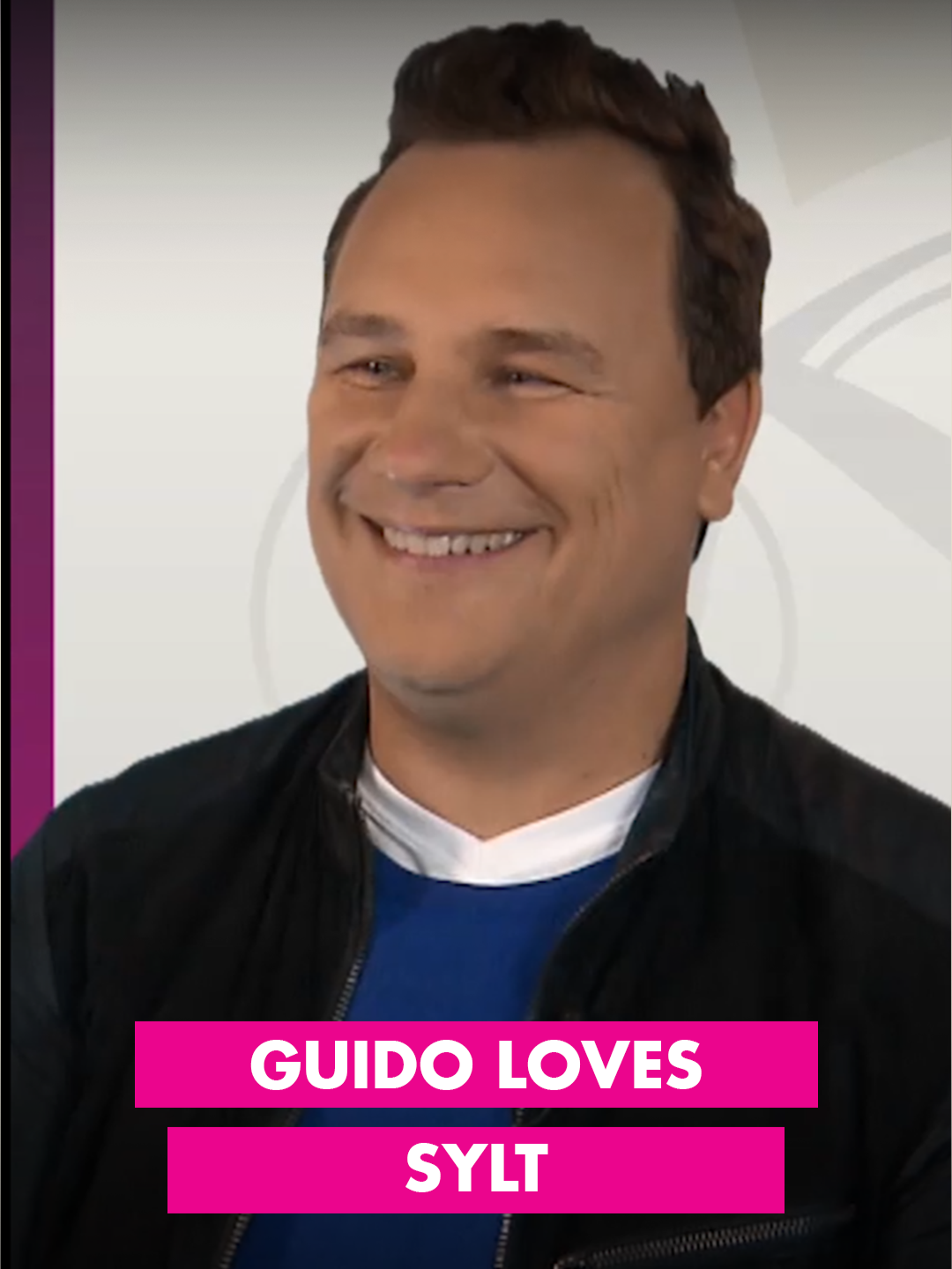 Nicht nur die Kandidatinnen kennen Sylt – auch Guido fühlt sich auf der Insel ganz wie zuhause! Man kann ihn dort sogar beim Supermarkt treffen. Von Montag bis Freitag, 15 Uhr bei VOX, oder jederzeit bei RTL+. #fashion #shoppingqueen #shoppingqueenvox #guidomariakretschmer #sylt