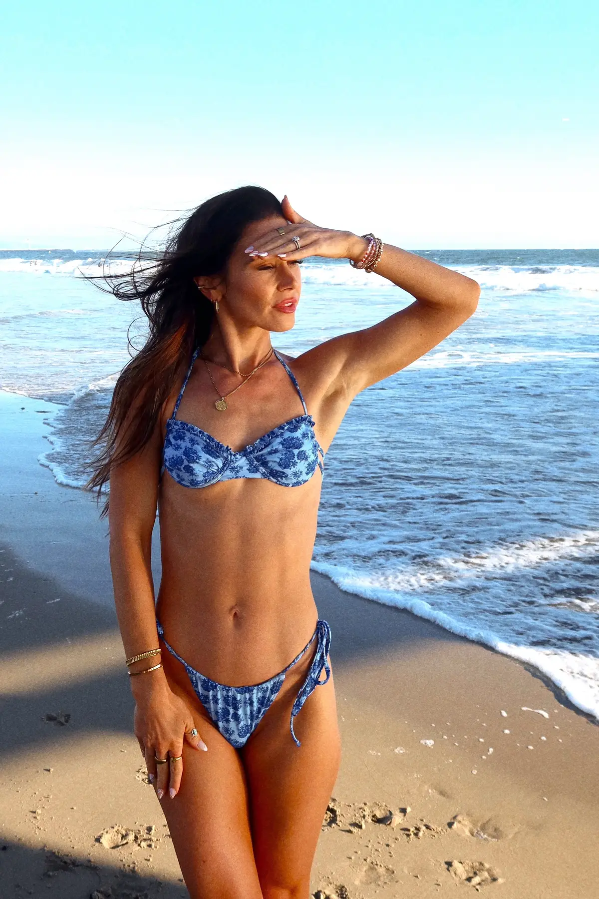 endless blue 🦋💦🐬  #california #bikini #summerootd #beachootd #beach #vacation #summerlooks #healthyliving #womensfitness 