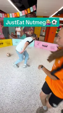 His friends were happy with this nutmeg 😄⚽️💁🏼‍♀️ @YO! STREET ZONE #fyp #foryou #football #nutmeg #panna #justeat 
