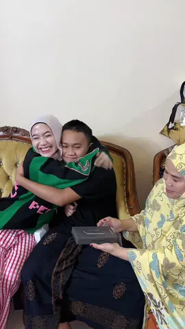 ketika masa jaya orangtua habis di adek, aku sama abangku udah pernah rasain masa jaya mama papa. terlihat ga adil, tp aku sebagai kaka harus berusaha... pas Api masih SD, dia nemenin aku berjuang buat bayar keperluan rumah bahkan untuk makan😭 karna keuangan papa tbtb turun drastis huhuhu dan adekku si Api nemenin aku jualan camille di tahun 2018 keliling keliling cod naik motor siang siang panas hujan kita berdua pi😭😭😭  bahkan pas apiii lahir, api udah gabisa ngerasain keluarga utuh lagi huhuhu sekarang, 8 tahun berlalu kita berjuang, aku udah punya 100+ karyawan masyaallah perjuangan kita piii😭😭🩷 insyaAllah sekarang apa yg api mauuuu aku berusaha untuk turutin, karna aku ada di hari ini karna api jugaaa udh bantuin akuuu🥹 Api harus bisa kejar pendidikan setinggi mungkin ya pi, insyaAllah aku penuhin🥹 soalnya waktu pas aku mau kuliah, papa kerjaan nya turun drastis, padahal aku mau banget kuliaaaah kaya temen temen aku, papa cuma bisa ngomong 