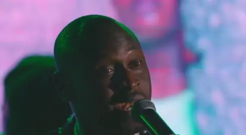 King Kaka with a beautiful performance live at the Coliseum. Performing his heartfelt Poetry from his song “Asante” based on a true story after his survival from a life threatening medical condition after wrong diagnosis. He featured the Red fourth choir on this performance.  Artist: King Kaka Song: Asante