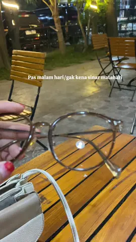 Kacamata photocromic kekinian✨ #kacamataphotocromic #kacamatamurah #kacamataantiradiasi #kacamataphotocromicmurah #kacamataviral 