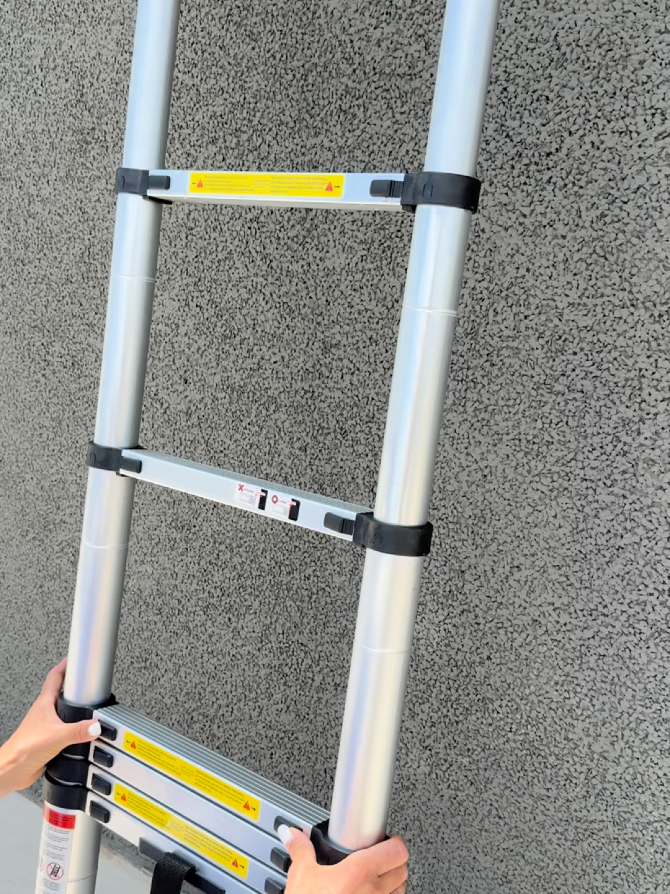 Vuoi arrivare dappertutto senza ingombri? ✔️ Scala telescopica in alluminio: 3,20 m ✔️ Ultra compatta da chiusa (80 cm) ✔️ Leggera, robusta e si apre in un attimo Perfetta per casa, garage, giardino o lavori fai da te! #aviliahome #scalatelescopica #scala #alluminio