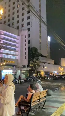 Punya kenangan apa kalian di sini? 📍JL.BRAGA BANDUNG #bandung #braga #asiaafrikabandung #bandungbanget #fyp #xybca #estetik #vibesmalam #foryou 