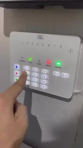 🔧 PASO A PASO: RESET CLAVE PROPIETARIO 1️⃣ Cortá la energía eléctrica y desconectá la batería. ⚡🔋 2️⃣ Retirá el jumper MASTER de la placa. 🧷 3️⃣ Volvé a colocar el jumper en su lugar. 4️⃣ Reconectá la batería y la energía. ♻️ 5️⃣ Presioná el botón PP y escribí el código correspondiente: ✅ La clave de propietario volverá a ser: 282828 🧠 Tip final: Cambiala por una clave segura después del reset 🔐 #domhouse #x28 #alarma #teclado #seguridad #tranquilidad 