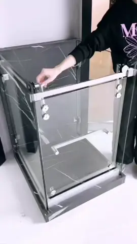 Modelo exclusivo de Alutemp.  Somos especialistas en puertas de duchas. 🚿  #bañosmodernos #puertasdeducha#vidriero #vidrieriape #alutempfumcionatodobien #puertasdeduchas