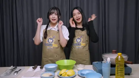 🍍 COOKING KUY! Bareng Delyn & Lily JKT48 nyobain… NANAS GORENG!? 🤯 Si manis nanas digoreng, kira-kira enak nggak ya? Lihat reaksi kocak mereka saat nyobain hasilnya 😂 #CookingKuy #JKT48 #DelynJKT48 #LilyJKT48 #NanasGoreng 