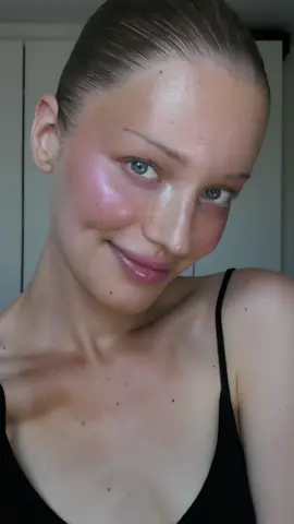 been unintentionally gatekeeping these. Juicy, plump, dewy cheeks #dewymakeup #blushhack #creammakeup 