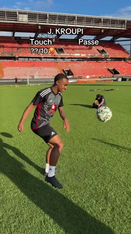 First Touch Challenge vs Kroupi🔥🤯 #football #footballchallenge 
