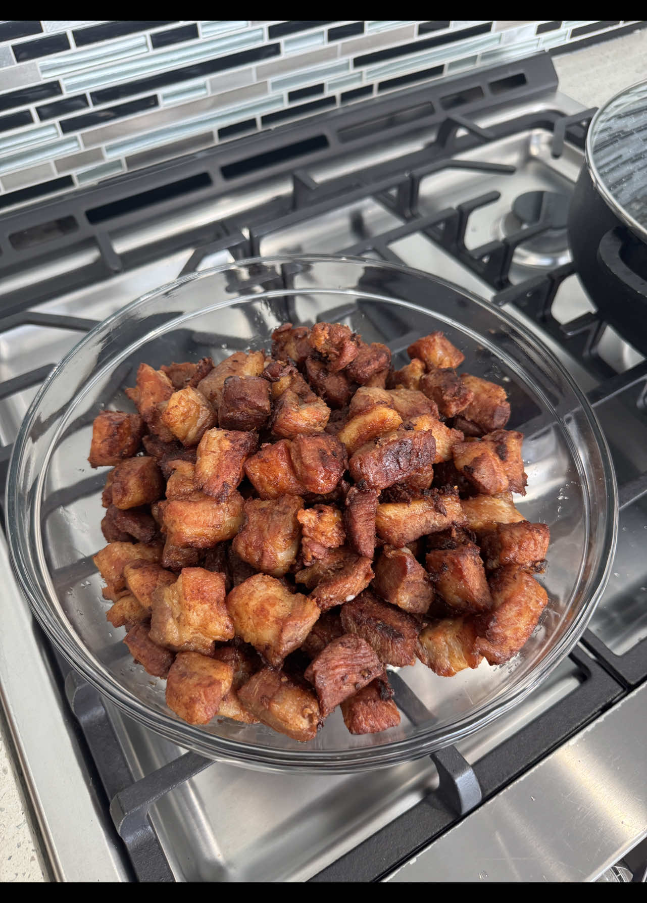 Aquí no se cocina por hambre, se cocina por puro amor al sabor 😏 Hoy te traigo unos chicharrones crujientes, unas masitas bien jugosas y un arroz amarillo con costilla ahumada que quedó… ¡para los países! Así cocina La Mantenida: con sazón, con ganas y pa’ dejar a todos callaítos comiendo. #SaborCubano #LaMantenidaYElDescomio #ComidaConAlma #CocinaReal #RicoRico