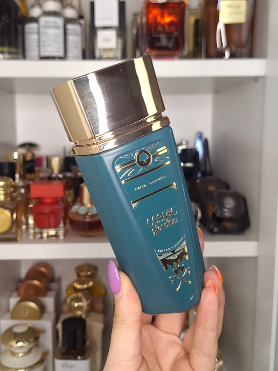 Unboxing Cosmic Giardino de @Paris Corner Official  Un aroma Unisex exquisito, en mi caso lo veo más masculino y por lo tanto lo pongo en manos de mi pareja 🫣  El frasco me parece precioso! que me decís? ☺️💚 _ Cosmic Giardino de Paris Corner es una fragancia de la familia olfativa Amaderada Aromática para Hombres y Mujeres. Esta fragrancia es nueva. Cosmic Giardino se lanzó en 2025. 🏁Las Notas de Salida son higo, sal de mar y coco;  🏁las Notas de Corazón son violeta, lavanda y geranio;  🏁las Notas de Fondo son haba tonka, sándalo y ambroxan. _ #cosmicgiardino #pariscorner #pariscornerperfumes #perfumecollection #fragrancetiktok #perfumetiktok #fragrancecollection #unboxing