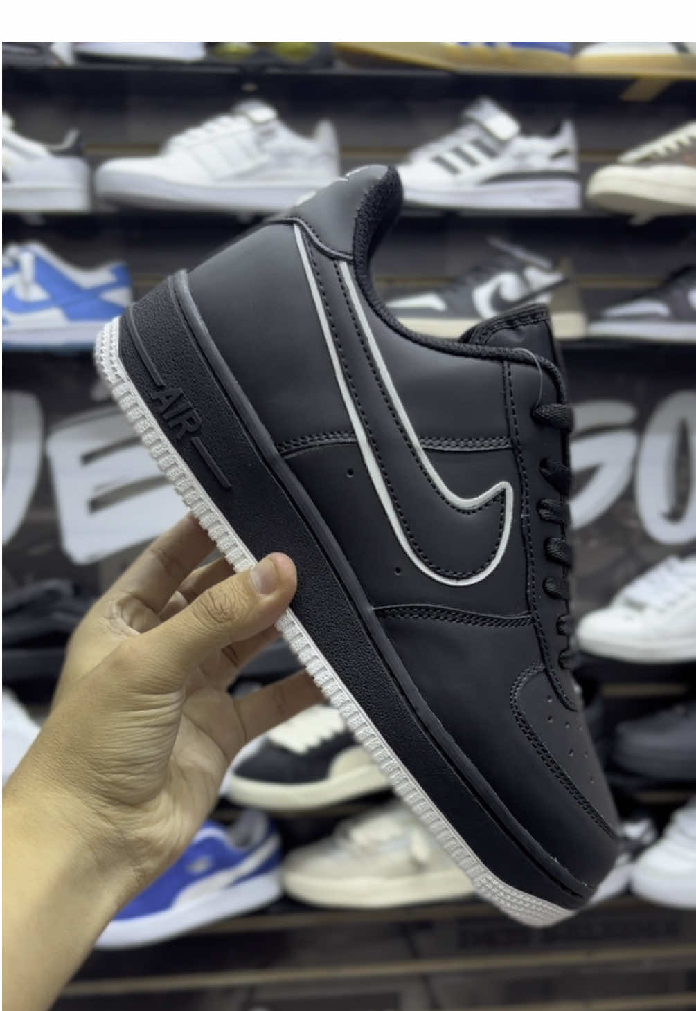 🔹 Nuevo ingreso 👟 Air Force 1 negro con detalles blancos, disponibles en tallas 39, 40, 41, 42 y 43 👇 ¿Te gusta este modelo? Comenta 🔥 🔥 Nuevos modelos cada semana 📦 Envíos a todo el Perú 💬 Escríbenos para más info o pedidos #zapatillasperu #sneakers #lima #estilourbano #huancayo #trujillo #af1 #nike #vertigostreetlab #fyp #viral #sneakerhead 