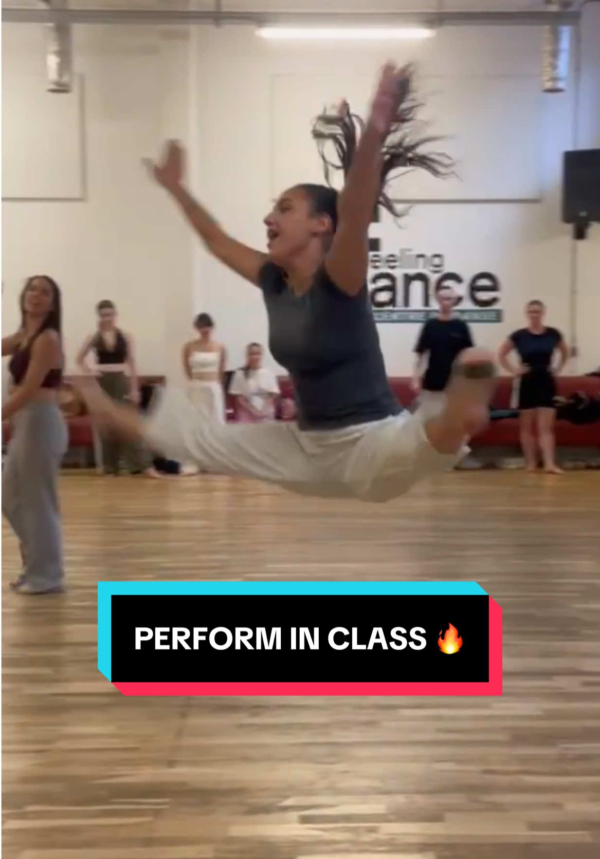 Traversée technique 🔥 Vous aimeriez apprendre quoi ?! @em.my.aclr #dance #dancer #danceteacher #danceclass #teamsabrinalonis #performer #technique #perform #jump #turn #choreographer 
